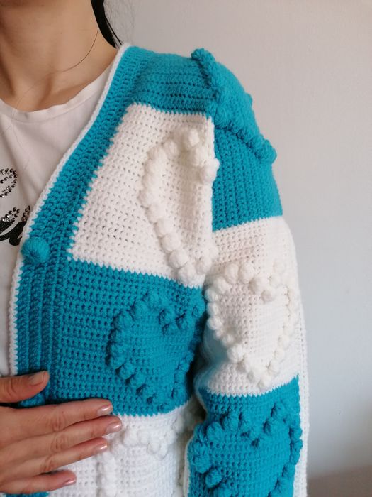 Дамска жилетка изработена на една кука