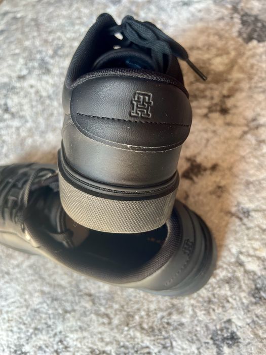 Tommy Hilfiger номер 40