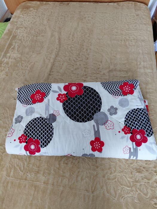 Pilotă dublă / de pat cu imprimeu floral (alb, roșu și negru