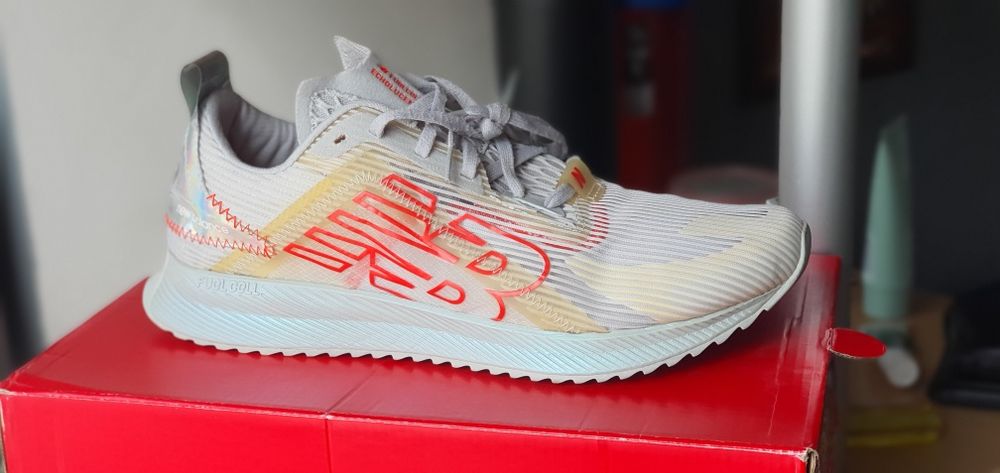 Кроссовки New Balance FuelCell Echolucent