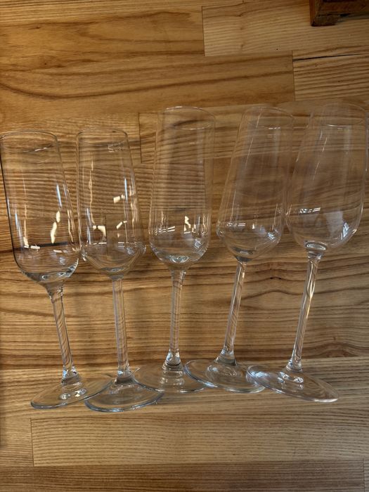 Vand pahare de vin, cocktail si whiskey