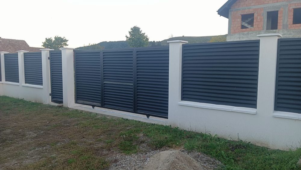 Casă la roșu+geamuri, de vânzare