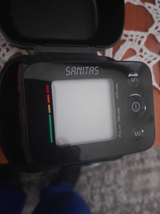 Aparat tensiune Tensiometru Sanitas SBC30 la încheietura mâinii