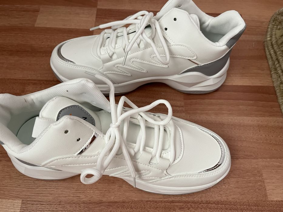 Спортивные кроссовки