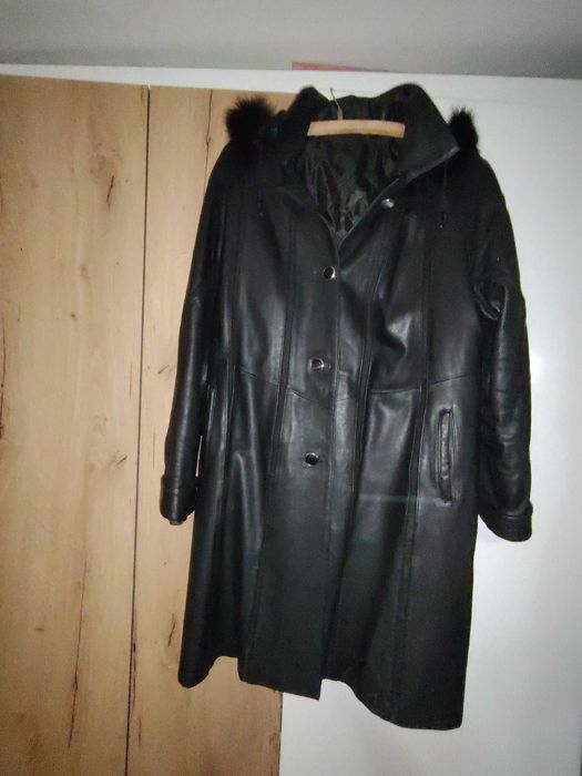 Продавам черно кожено манто