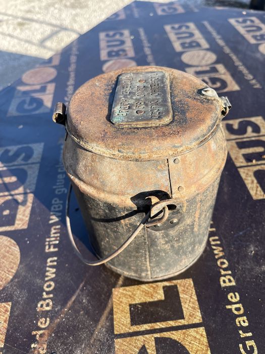 Войнишка бака за смазка