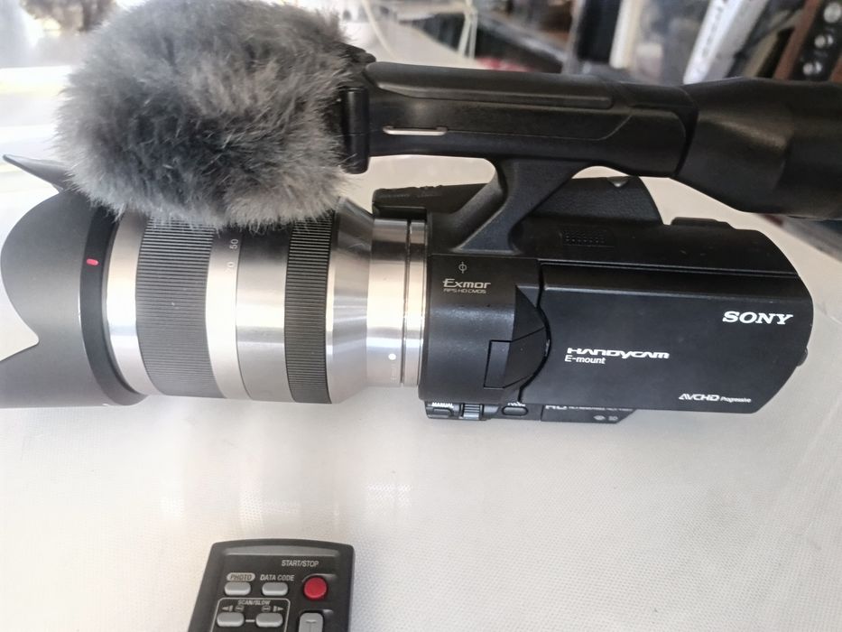Sony NEX VG20 cu obiectiv mirrorless