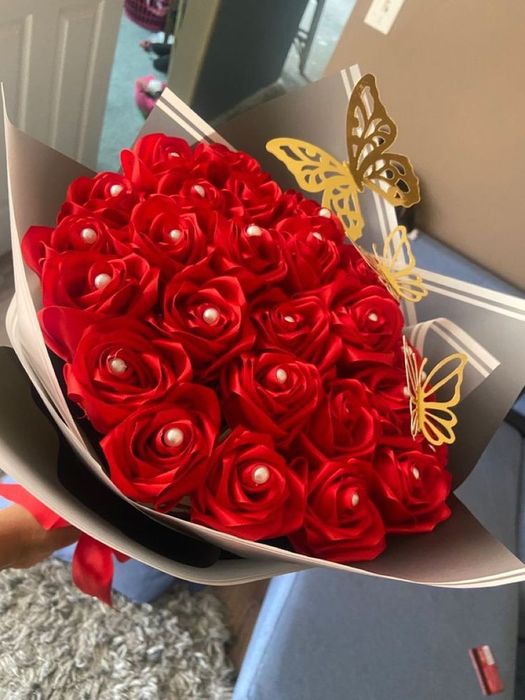 Букет из атласных роз