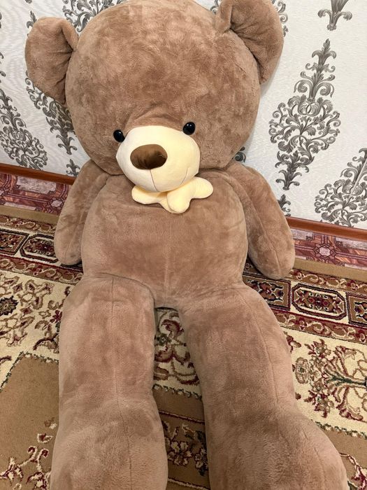 Большой плюшевый медведь