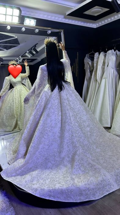 Salondagi  ko'ylaklar mebel jihozlar sotiladi