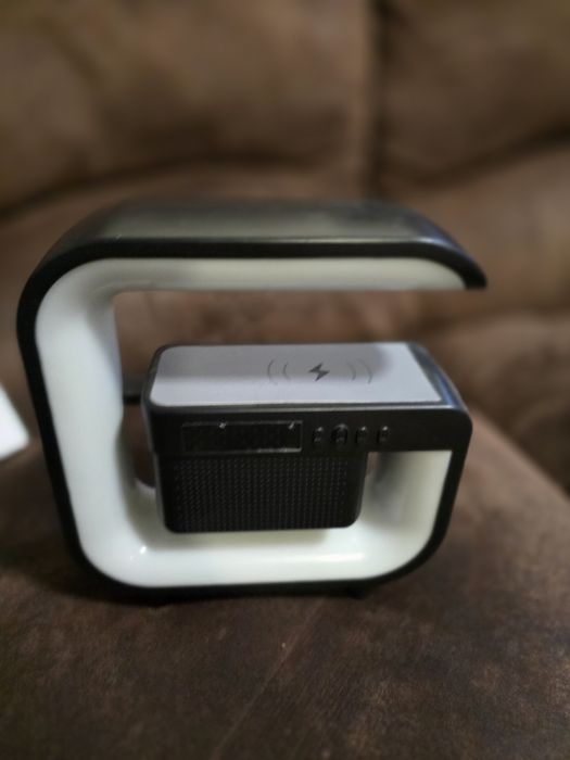 LED лампа с безжично зареждане Bluetooth високоговорител ,радио 
RGB