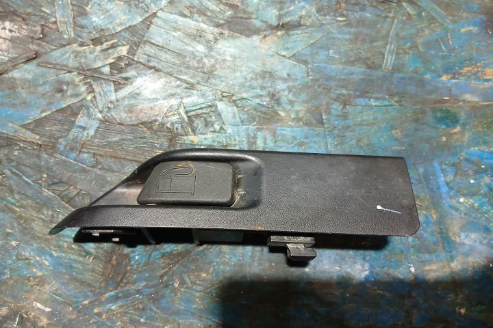 Buton deschidere usita rezervor Toyota Yaris XP130