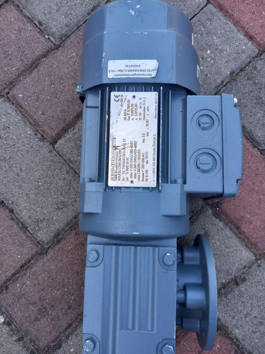 Motor electric cu reductor
