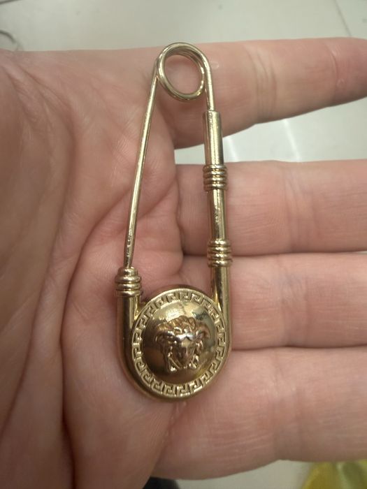 Versace брошка …