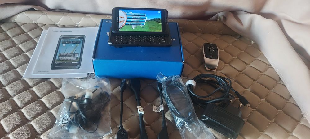 Nokia de colecție E7 în stare perfectă, nou,cu toate accesoriile originale incluse,căștile noi
