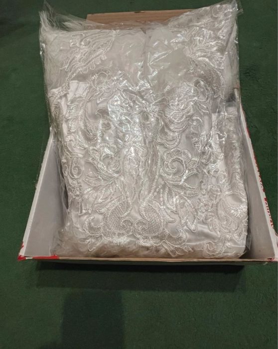 Rochie alba cu pene