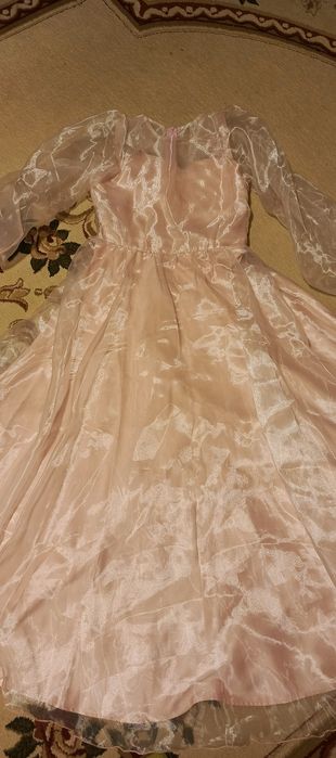 Розовое атласное платье