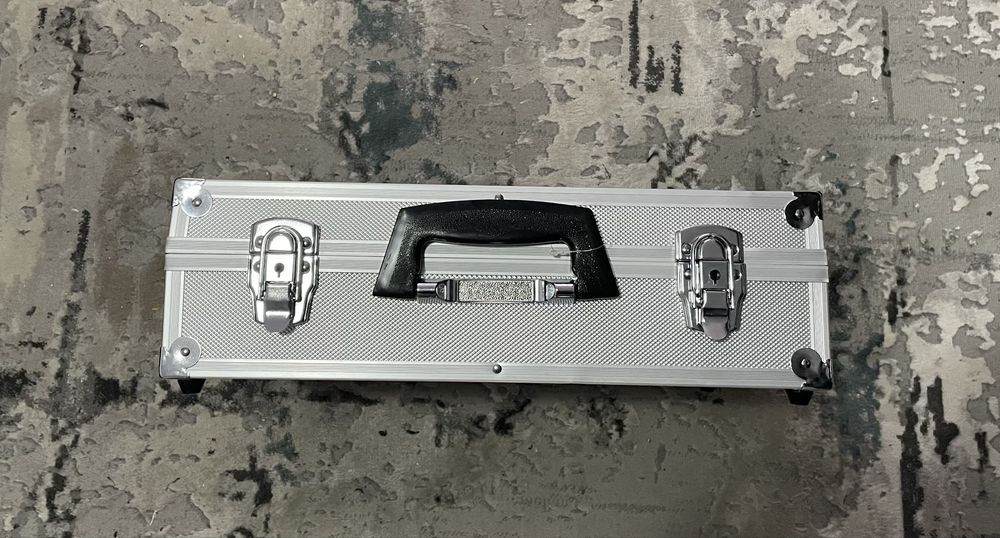 Geanta/servieta/diplomat din aluminiu cu cheie argintie