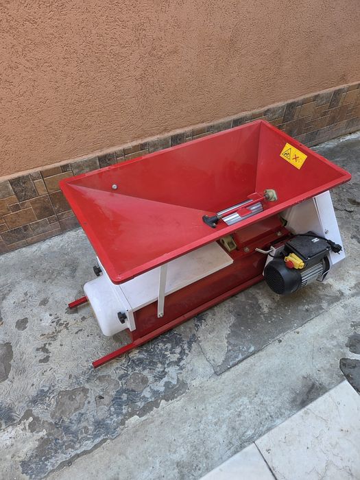 Zdrobitor și desciorchinător electric de struguri