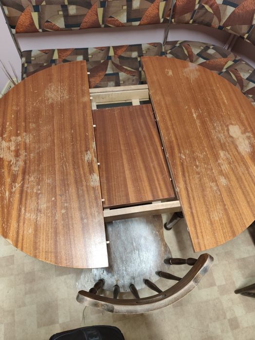 Трапезна маса и ъглов диван канапе