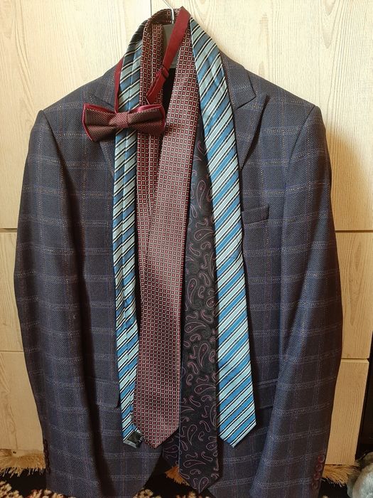 Продам костюмы в хорошом сост.