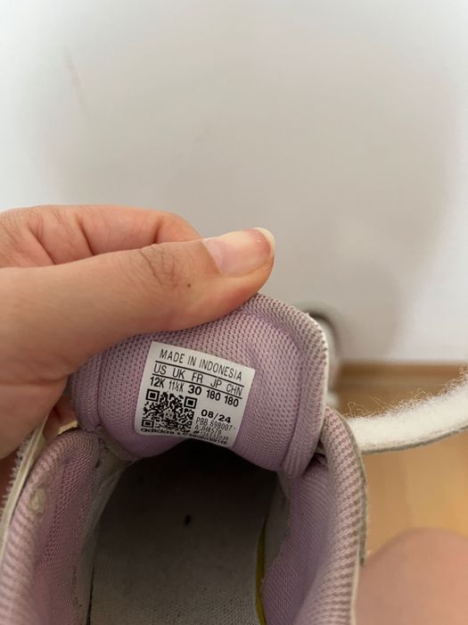 Подарявам детски обувки Adidas 30-ти размер