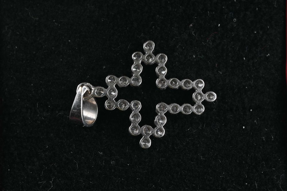 Златен Кръст Бяло Злато 750 с 32 Брилянта 0.60 карата, 2.3 грама