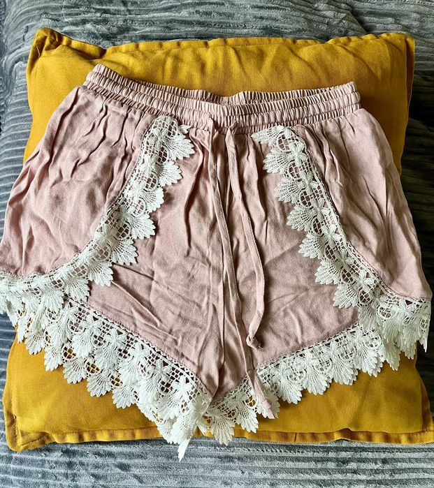 Pantaloni scurti roz prafuit cu dantela H&M noi cu eticheta S