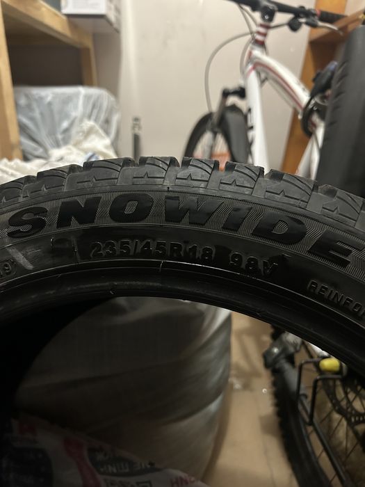 Продам зимние шины 235/45 R18 98V