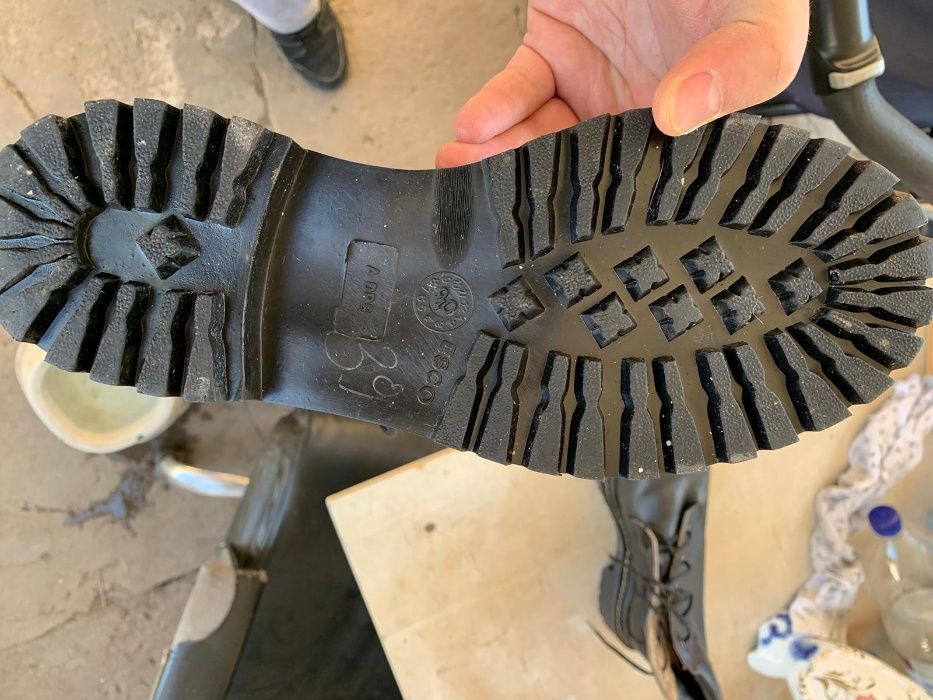 Bocanci din piele naturala, talpa rezistenta la produse petroliere