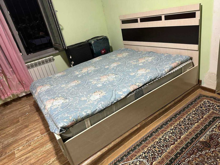 Кровать двух спальный с матрасом