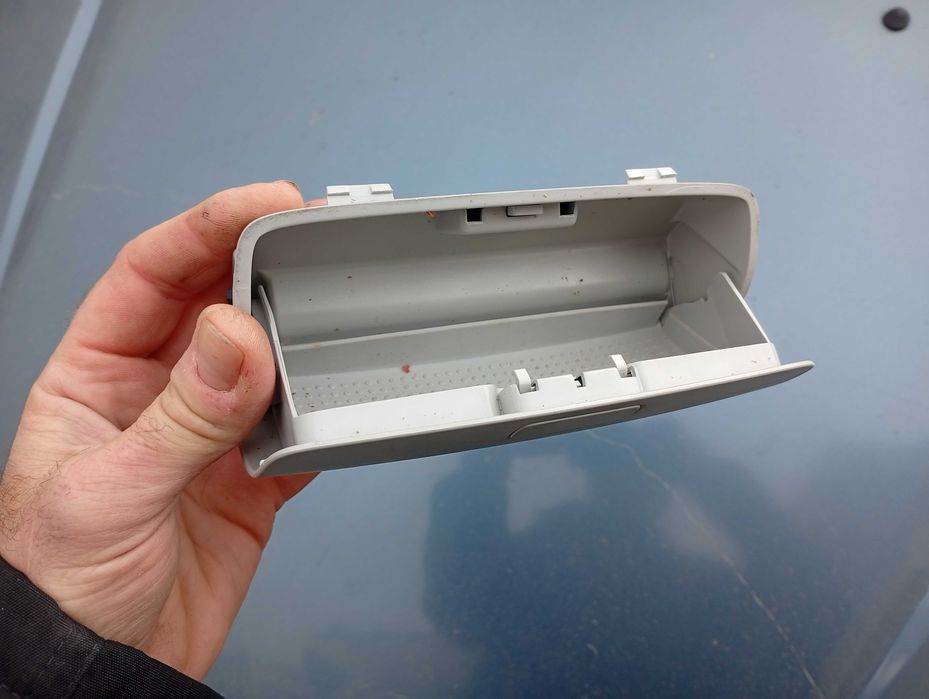 Продавам поставка за очила и бутони за Голф 5 и Голф 6