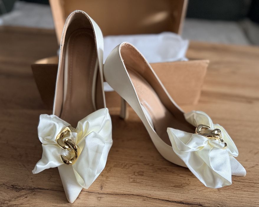 Vând pantofi de mireasa Benaza