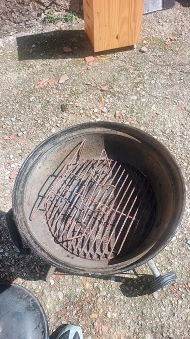 Grătar pe cărbuni Weber