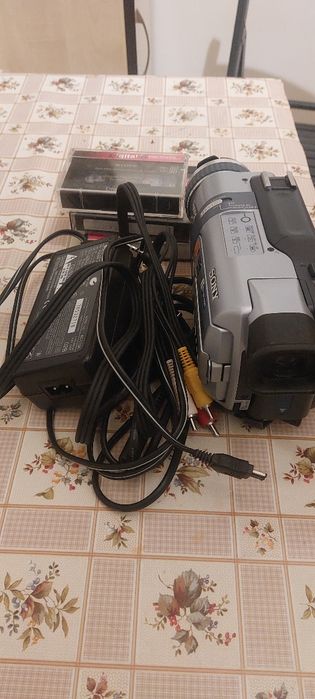 Продавам ръчна видео камера на Сони Дигитал.
