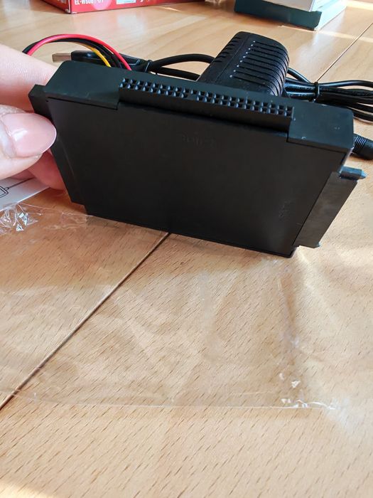 USB към SATA/IDE адаптер, използван за свързване на стари и нови вътрешни твърди дискове (HDD), SSD или оптични устройства (като DVD-ROM)