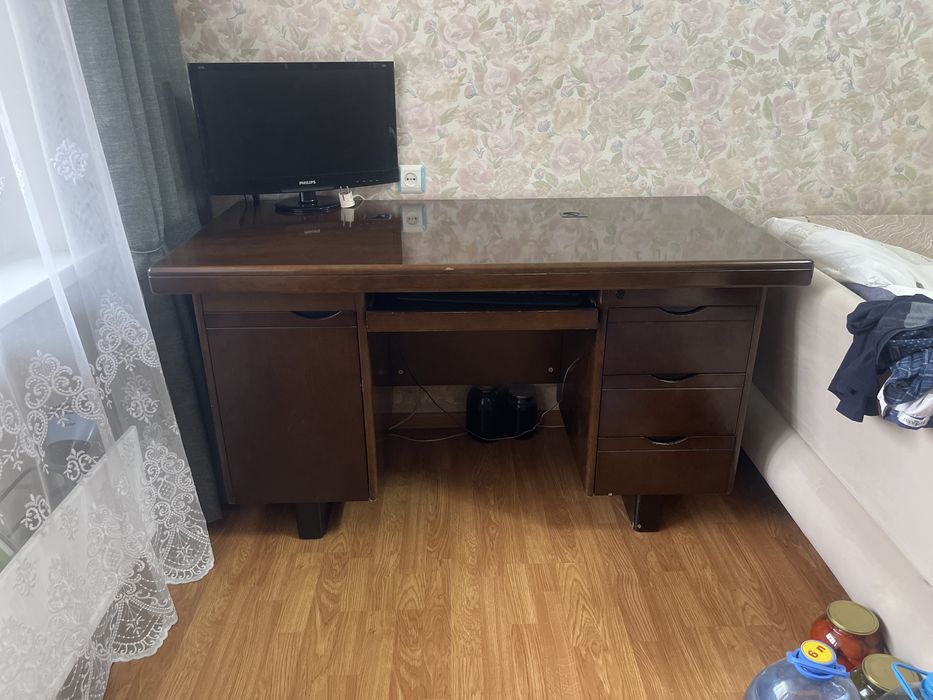 Стол письменный лакированный