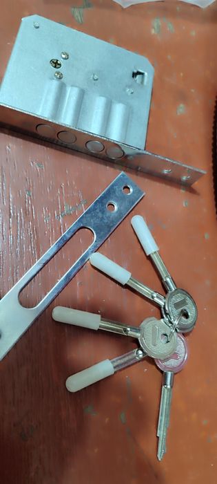 Замок дверной   .