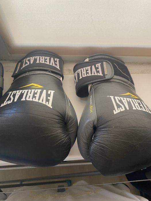 Продам боксерский шлем и перчатки