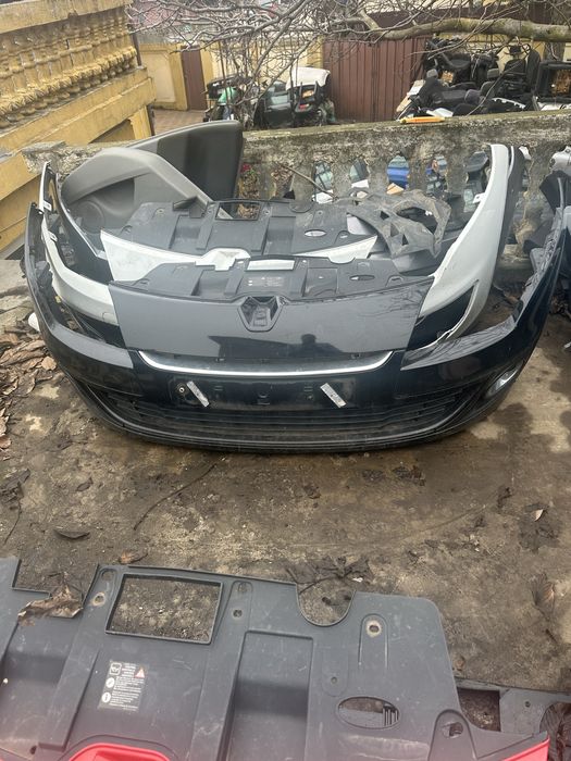 Megane 3  bara fata capota si alte piese