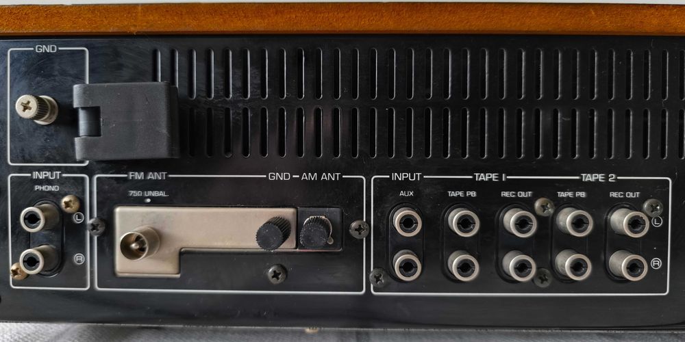 Продавам аудио усилвател Ямаха R700