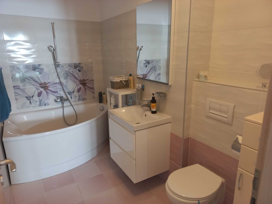 Apartament 3 camere in centrul Brasovului. Aproape de Aula Universitatii si Colina Universitatii. Bloc din 2016. Parcare demisol si boxa.