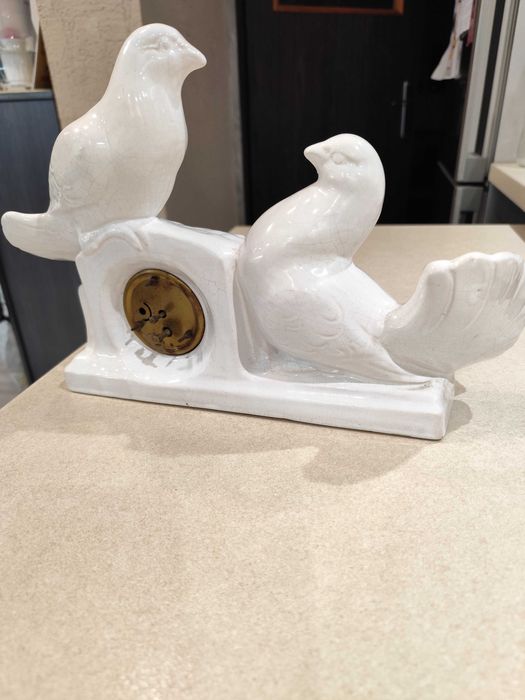 порцеланов часовник със гълъби