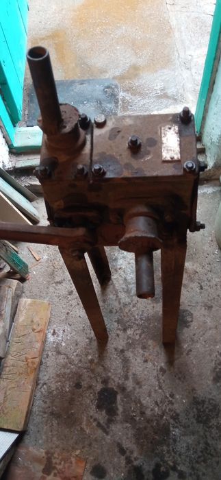 Ручной насос качать салярку.