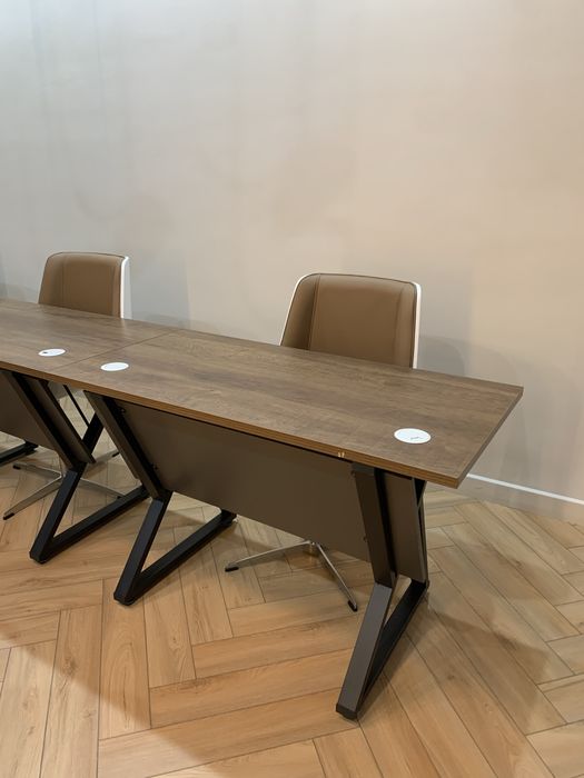 Рабочий стол со креслами