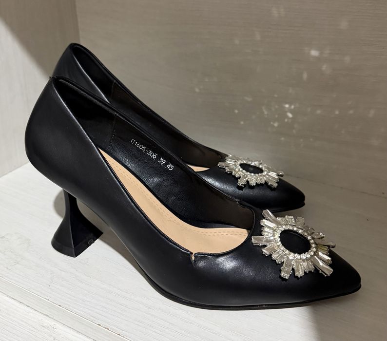 Шикарные туфли на каблуках новые