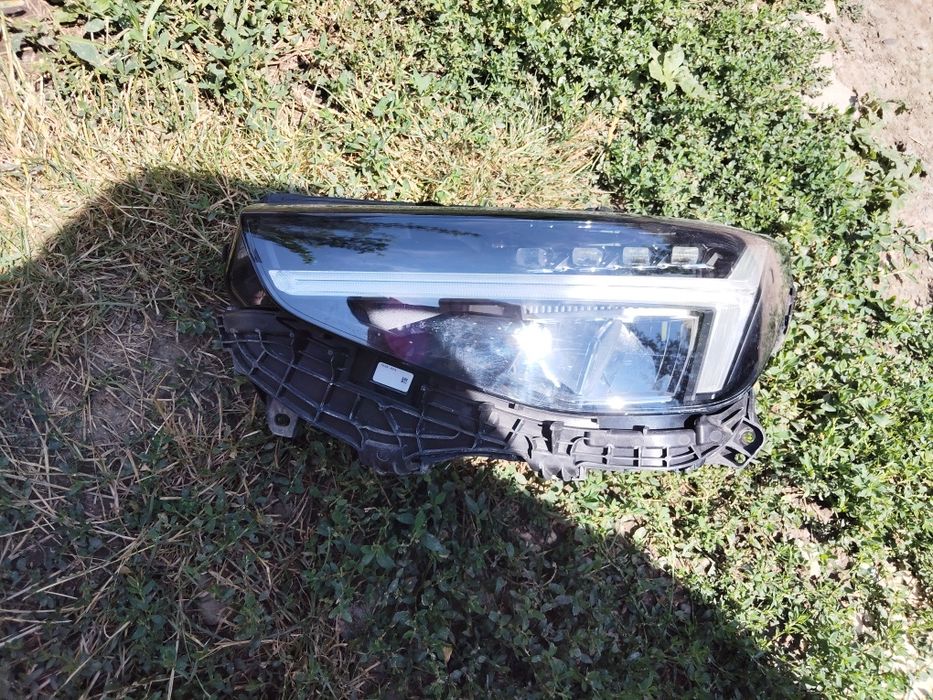 Vând aripă dreapta fata si far stânga volvo xc40 2024