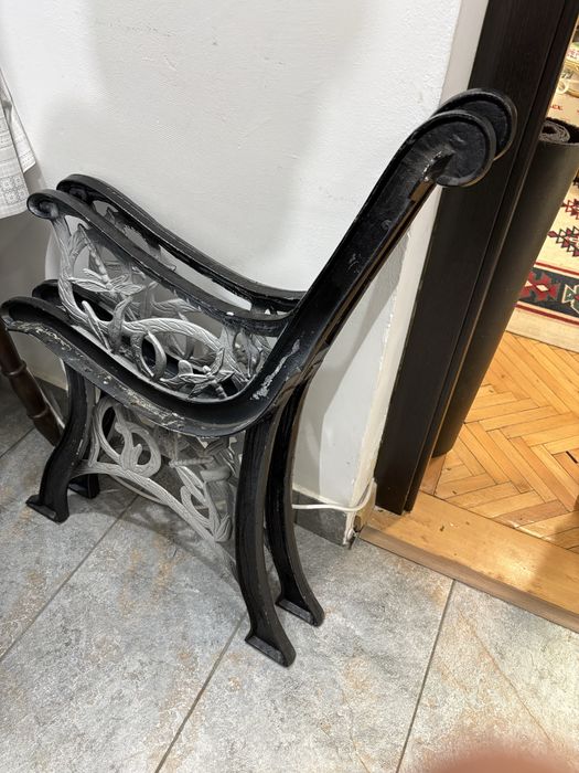 Bănci din fontă, cu elemente decorative