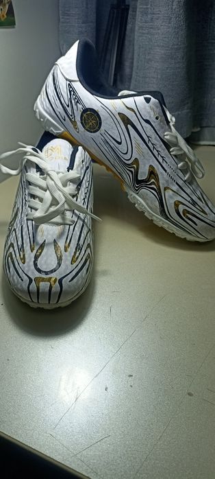 Продам бутсы. 39 размер. Новые.