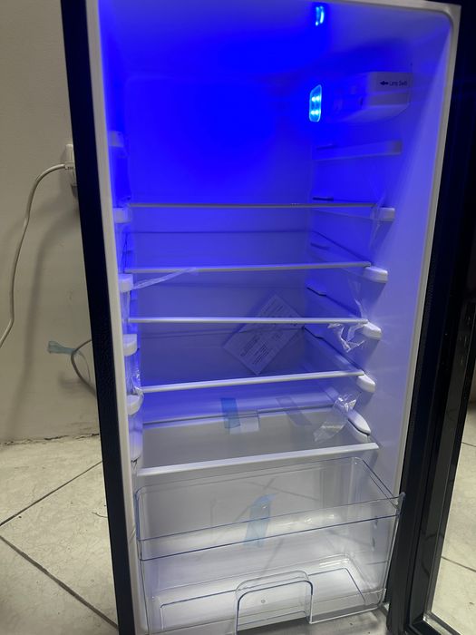 Xolodilnik Vitrina Mini  yangi